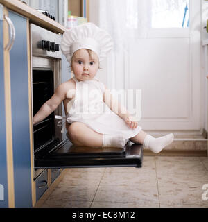 Baby-Chef kocht im Ofen Essen Stockfoto