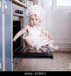 Baby-Chef kocht im Ofen Essen Stockfoto