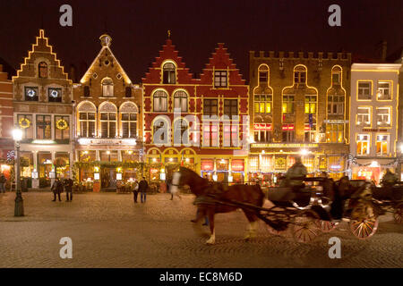 Eine Pferdekutsche Kutsche auf dem Marktplatz in der Nacht im Winter, Innenstadt von Brügge, Belgien-Europa Stockfoto