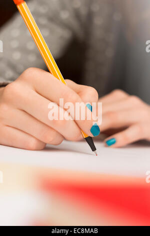 Junge Frau schreiben, Nahaufnahme Stockfoto