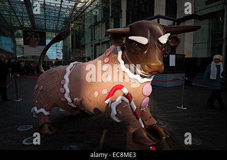 die Birmingham Bull in der Stierkampfarena gekleidet wie ein Lebkuchen-Mann im Rahmen von Weihnachten 2014 aufbauen Stockfoto