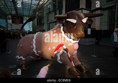 die Birmingham Bull in der Stierkampfarena gekleidet wie ein Lebkuchen-Mann im Rahmen von Weihnachten 2014 aufbauen Stockfoto