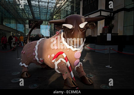 die Birmingham Bull in der Stierkampfarena gekleidet wie ein Lebkuchen-Mann im Rahmen von Weihnachten 2014 aufbauen Stockfoto