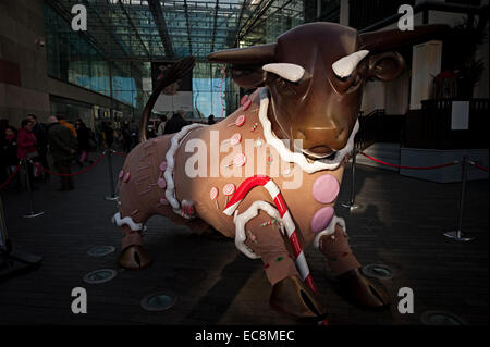 die Birmingham Bull in der Stierkampfarena gekleidet wie ein Lebkuchen-Mann im Rahmen von Weihnachten 2014 aufbauen Stockfoto