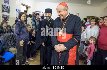 Kiew, Ukraine. 10. Dezember 2014. Päpstlichen Gesandten Bischof von Wien Kardinal Christoph Schoenborn heute, besucht 10. Dezember 2014, Kiew Zentrum der Hilfsorganisation Caritas, er mit Vertriebenen aus der Krim und östlichen Regionen der Ukraine lernte. Bei einem Treffen der Leiter der ukrainischen griechisch-katholischen Kirche Patriarch Swjatoslaw und Apostolischer Nuntius in der Ukraine, Erzbischof Thomas Edward Gullickson. Bildnachweis: Igor Golovnov/Alamy Live-Nachrichten Stockfoto