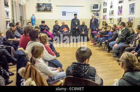 Kiew, Ukraine. 10. Dezember 2014. Päpstlichen Gesandten Bischof von Wien Kardinal Christoph Schoenborn heute, besucht 10. Dezember 2014, Kiew Zentrum der Hilfsorganisation Caritas, er mit Vertriebenen aus der Krim und östlichen Regionen der Ukraine lernte. Bei einem Treffen der Leiter der ukrainischen griechisch-katholischen Kirche Patriarch Swjatoslaw und Apostolischer Nuntius in der Ukraine, Erzbischof Thomas Edward Gullickson. Bildnachweis: Igor Golovnov/Alamy Live-Nachrichten Stockfoto