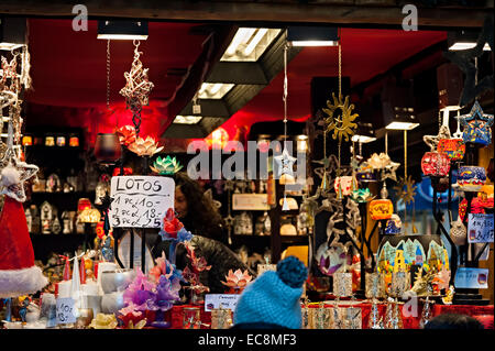 Birmingham deutschen Weihnachtsmarkt 8. Dezember 2014 eine der größten außerhalb Deutschland Menschen beim Einkaufen, Essen und trinken Stockfoto