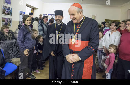 Päpstlichen Gesandten Bischof von Wien Kardinal Christoph Schoenborn heute, besucht 10. Dezember 2014, Kiew Zentrum der Hilfsorganisation Caritas, er mit Vertriebenen aus der Krim und östlichen Regionen der Ukraine lernte. Bei einem Treffen der Leiter der ukrainischen griechisch-katholischen Kirche Patriarch Swjatoslaw und Apostolischer Nuntius in der Ukraine, Erzbischof Thomas Edward Gullickson. 10. Dezember 2014. © Igor Golovniov/ZUMA Draht/Alamy Live-Nachrichten Stockfoto