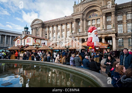 Birmingham deutschen Weihnachtsmarkt 8. Dezember 2014 eine der größten außerhalb Deutschland Menschen beim Einkaufen, Essen und trinken Stockfoto