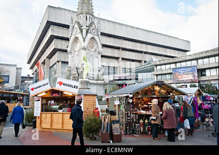 Birmingham Weihnachten deutsche Markt 8. Dezember 2014 mit bald abgerissenen alten Birmingham Bibliothek Stockfoto