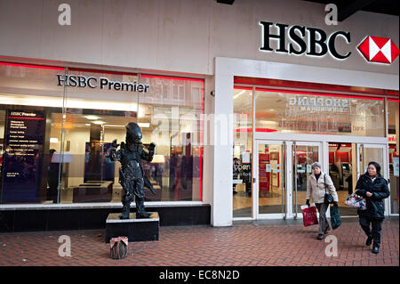 HSBC Bank Birmingham mit Mann gekleidet als Außerirdische Figur aus dem Fiat-Film mit Menschen, die zu Fuß aus Stockfoto