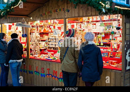 Birmingham deutschen Weihnachtsmarkt 8. Dezember 2014 eine der größten außerhalb Deutschland Menschen beim Einkaufen, Essen und trinken Stockfoto