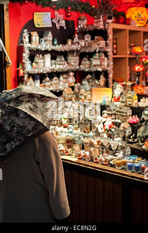 Birmingham deutschen Weihnachtsmarkt 8. Dezember 2014 eine der größten außerhalb Deutschland Menschen beim Einkaufen, Essen und trinken Stockfoto