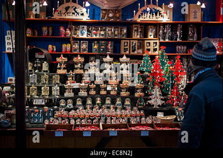 Birmingham deutschen Weihnachtsmarkt 8. Dezember 2014 eine der größten außerhalb Deutschland Menschen beim Einkaufen, Essen und trinken Stockfoto