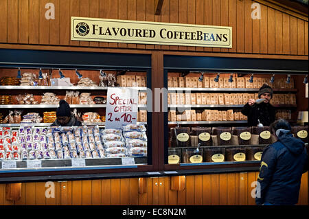 Birmingham deutschen Weihnachtsmarkt 8. Dezember 2014 eine der größten außerhalb Deutschland Menschen beim Einkaufen, Essen und trinken Stockfoto