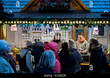 Birmingham deutschen Weihnachtsmarkt 8. Dezember 2014 eine der größten außerhalb Deutschland Menschen beim Einkaufen, Essen und trinken Stockfoto