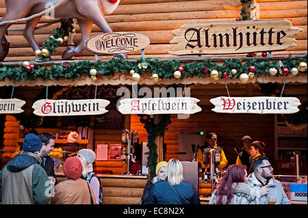 Birmingham deutschen Weihnachtsmarkt 8. Dezember 2014 eine der größten außerhalb Deutschland Menschen beim Einkaufen, Essen und trinken Stockfoto