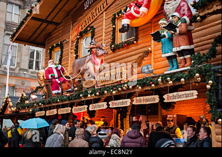 Birmingham deutschen Weihnachtsmarkt 8. Dezember 2014 eine der größten außerhalb Deutschland Menschen beim Einkaufen, Essen und trinken Stockfoto