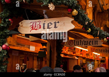 Birmingham deutschen Weihnachtsmarkt 8. Dezember 2014 eine der größten außerhalb Deutschland Menschen beim Einkaufen, Essen und trinken Stockfoto