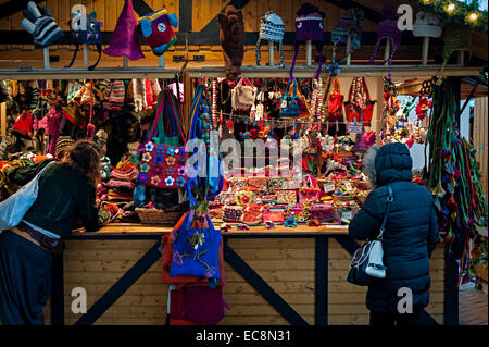 Birmingham deutschen Weihnachtsmarkt 8. Dezember 2014 eine der größten außerhalb Deutschland Menschen beim Einkaufen, Essen und trinken Stockfoto