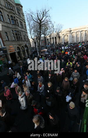 Dublin, Irland. 10. Dezember 2014. Tausende marschieren während einer großen Anti-Wassergebühren Protest im Stadtzentrum von Dublin. Tausende von Menschen nehmen an den Right2Water Marsch durch die irische Hauptstadt Teil. Bildnachweis: Brendan Donnelly/Alamy Live-Nachrichten Stockfoto