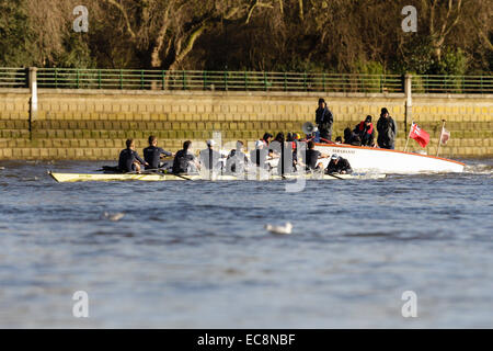 London, UK. 10. Dezember 2014. Die Regatta Testversion VIIIs. Oxford University Boat Club Studien. "Pro Mare" Boots-Crew am Start (Bug Cox): Jorgen Tveit, David Grant, Joshua Bugajski, Henry Goodier, James Berg, Morgan Gerlak, Michael Disanto, Iain Mandale, Sam Collier Credit: Action Plus Sport/Alamy Live News Stockfoto