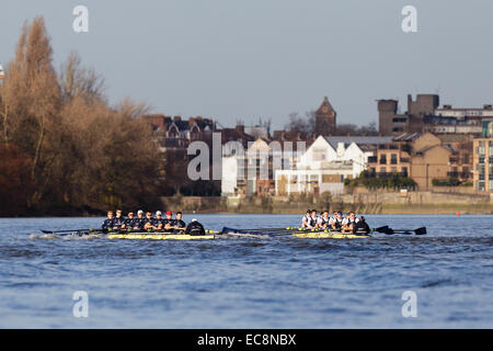 London, UK. 10. Dezember 2014. Die Regatta Testversion VIIIs. Oxford University Boat Club Studien. Die Besatzungen in Aktion - "Pro Terram" Boot Besatzung rechts (Bug Cox): Charles Thurston, Will Geffen, James White, James Cook, James Stephenson, James O'Connor, Sam O'Connor, Constantine Louloudis, William Hakim - "Pro Mare" Bootscrew links (Bug Cox): Jorgen Tveit, David Grant, Joshua Bugajski, Henry Goodier, James Berg, Morgan Gerlak, Michael Disanto, Iain Mandale, Sam Collier Credit : Aktion Plus Sport/Alamy Live-Nachrichten Stockfoto