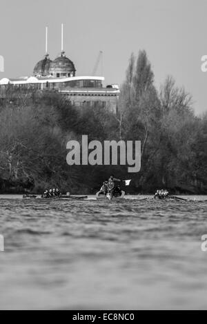 London, UK. 10. Dezember 2014. Die Regatta Testversion VIIIs. Oxford University Boat Club Studien. Die Besatzungen in Aktion - "Pro Terram" Boot Besatzung rechts (Bug Cox): Charles Thurston, Will Geffen, James White, James Cook, James Stephenson, James O'Connor, Sam O'Connor, Constantine Louloudis, William Hakim - "Pro Mare" Bootscrew links (Bug Cox): Jorgen Tveit, David Grant, Joshua Bugajski, Henry Goodier, James Berg, Morgan Gerlak, Michael Disanto, Iain Mandale, Sam Collier Credit : Aktion Plus Sport/Alamy Live-Nachrichten Stockfoto