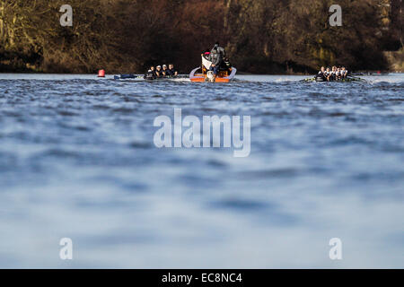 London, UK. 10. Dezember 2014. Die Regatta Testversion VIIIs. Oxford University Boat Club Studien. Die Besatzungen in Aktion - "Pro Terram" Boot Besatzung rechts (Bug Cox): Charles Thurston, Will Geffen, James White, James Cook, James Stephenson, James O'Connor, Sam O'Connor, Constantine Louloudis, William Hakim - "Pro Mare" Bootscrew links (Bug Cox): Jorgen Tveit, David Grant, Joshua Bugajski, Henry Goodier, James Berg, Morgan Gerlak, Michael Disanto, Iain Mandale, Sam Collier Credit : Aktion Plus Sport/Alamy Live-Nachrichten Stockfoto