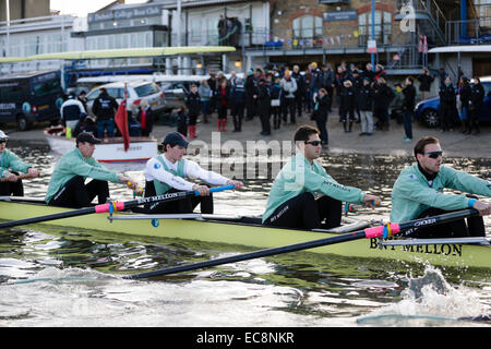 London, UK. 10. Dezember 2014. Die Regatta Testversion VIIIs. Cambridge University Boat Club Studien. Besatzungen Aufwärmen vor der Bootshäuser entlang Putney Böschung Credit: Action Plus Sport/Alamy Live News Stockfoto