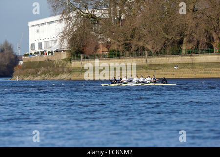 London, UK. 10. Dezember 2014. Die Regatta Testversion VIIIs. Oxford University Boat Club Studien. "Pro Terram" Boot Besatzung (Bug Cox) Aufwärmen: Charles Thurston, Will Geffen, James White, James Cook, James Stephenson, James O'Connor, Sam O'Connor, Constantine Louloudis, William Hakim Credit: Action Plus Sport/Alamy Live News Stockfoto