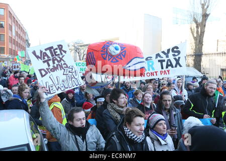 Dublin, Irland. 10. Dezember 2014. Bild aus einer großen Anti-Wassergebühren Protest im Stadtzentrum von Dublin. Tausende von Menschen nehmen an den Right2Water Marsch durch die irische Hauptstadt Teil. Bildnachweis: Brendan Donnelly/Alamy Live-Nachrichten Stockfoto