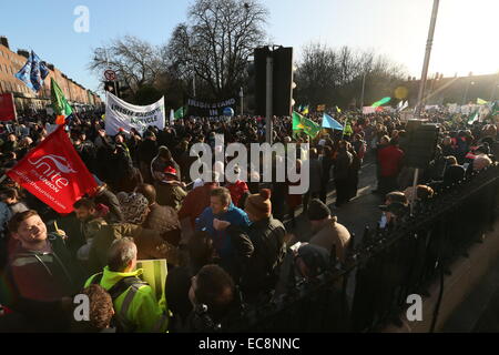 Dublin, Irland. 10. Dezember 2014. Bild aus einer großen Anti-Wassergebühren Protest im Stadtzentrum von Dublin. Tausende von Menschen nehmen an den Right2Water Marsch durch die irische Hauptstadt Teil. Bildnachweis: Brendan Donnelly/Alamy Live-Nachrichten Stockfoto