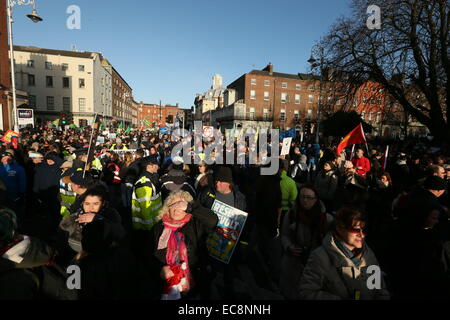 Dublin, Irland. 10. Dezember 2014. Bild aus einer großen Anti-Wassergebühren Protest im Stadtzentrum von Dublin. Tausende von Menschen nehmen an den Right2Water Marsch durch die irische Hauptstadt Teil. Bildnachweis: Brendan Donnelly/Alamy Live-Nachrichten Stockfoto