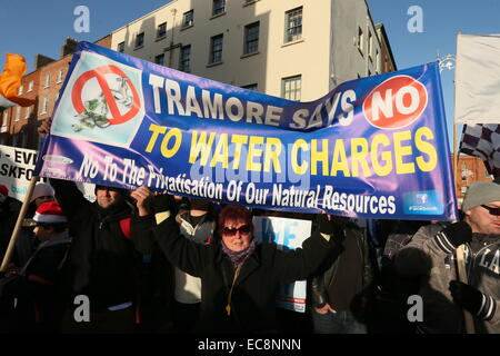 Dublin, Irland. 10. Dezember 2014. Bild aus einer großen Anti-Wassergebühren Protest im Stadtzentrum von Dublin. Tausende von Menschen nehmen an den Right2Water Marsch durch die irische Hauptstadt Teil. Bildnachweis: Brendan Donnelly/Alamy Live-Nachrichten Stockfoto