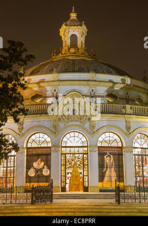 Sevilla, Spanien - 28. Oktober 2014: Lope de Vega Theater in der Nacht vom Architekten Vicente Traver y Tomas (1929). Stockfoto