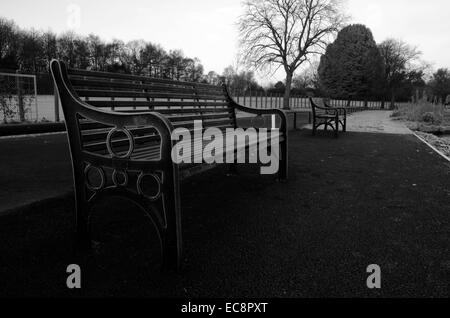 Bank im Hogganfield Park in Glasgow, Schottland Stockfoto