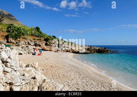 Isolierte Bucht Strand von Cala dell'Uzzo in Riserva Naturale Dello Zingaro [Naturreservat Zingaro] in der Nähe von Scopello, Sizilien. Stockfoto