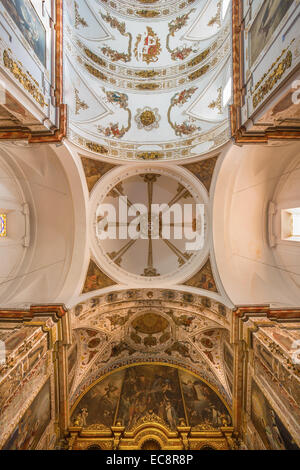 Sevilla, Spanien - 29. Oktober 2014: Die barocke Kuppel und die Decke der Kirche Basilica del Maria Auxiliadora. Stockfoto