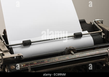 Underwood alte altmodische retro Schreibmaschine Antik manuelle Massenkommunikation für Buchstaben Mail vor dem Computer Stockfoto