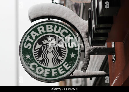 Montreal, Kanada. 10. Dezember 2014. Ein Starbucks-Zeichen bei starkem Schneefall am Mont-Royal in Montreal, que 10. Dezember 2014. Bildnachweis: Lee Brown/Alamy Live-Nachrichten Stockfoto