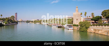 Sevilla - der mittelalterliche Turm Torre del Oro und moderne Torre Cajasol im Hintergrund und den Fluss Guadalquivir. Stockfoto