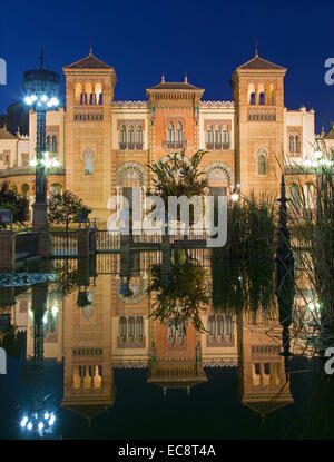 Sevilla - das Museum der Volkskunst und Traditionen (Museum der Artes y Costumbres Populares) in der Dämmerung. Stockfoto