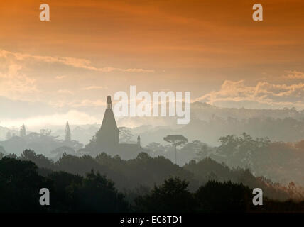 Sonnenaufgang über der Stadt Da Lat, Vietnam. Stockfoto