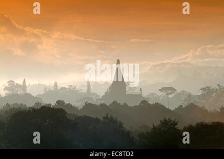 Sonnenaufgang über der Stadt Da Lat, Vietnam. Stockfoto