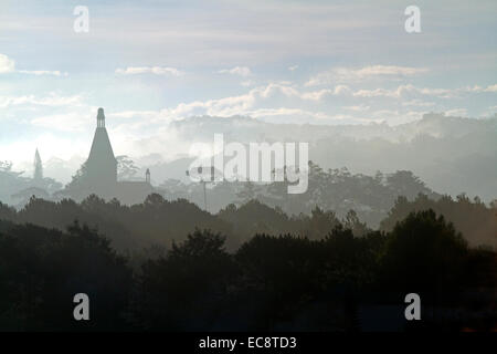 Sonnenaufgang über der Stadt Da Lat, Vietnam. Stockfoto