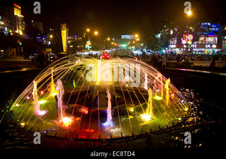 Wasser-Brunnen beleuchtet mit farbigen Lichtern in der Nacht in Da Lat, Vietnam. Stockfoto