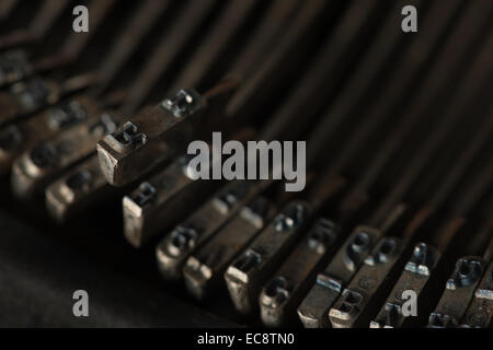 Underwood alte altmodische Vintage retro-Reiseschreibmaschine antiken manuelle Massenkommunikation für Buchstaben blockiert Brief am arm Stockfoto