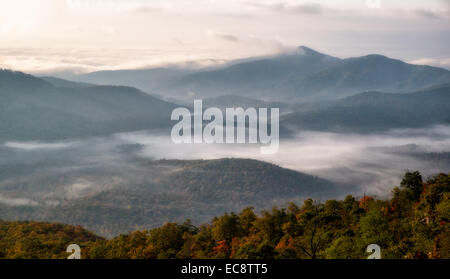 Wolken in den Blue Ridge Mountains in den frühen Morgenstunden, Blue Ridge Parkway North Carolina Abbrennen Stockfoto