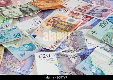 Hintergrund der verschiedenen Währungen Banknoten - Haufen Geld gemacht. Stockfoto
